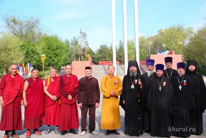 Members of the Interreligious Council of Kalmykia laid flowers at the “Eternal Flame” memorial