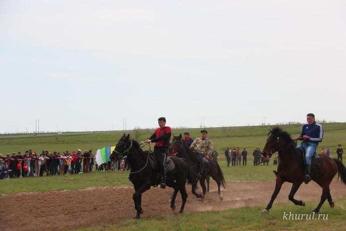 On May 1, equestrian games were held in the village of Ergeninsky in the Ketchenerovsky district, dedicated to the 25th anniversary of the founding of the “Geden Sheddub Choy Korling” monastery and the International Year of Gratitude to His Holiness the 14th Dalai Lama.