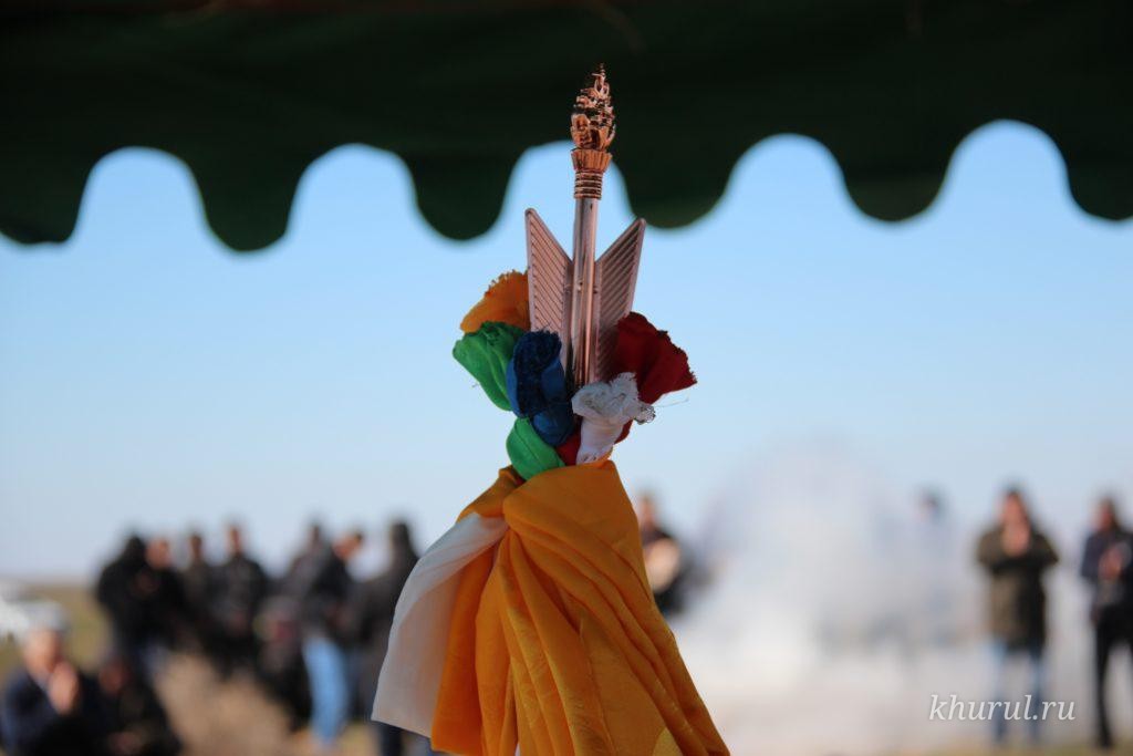 On March 7, in the Lagan district, at the cremation site of Khan Donduk-Dashi, monks of the Central Khurul of Kalmykia led by the Shajin Lama performed the ritual “Öördin orna tengrin sang” in the Kalmyk language.