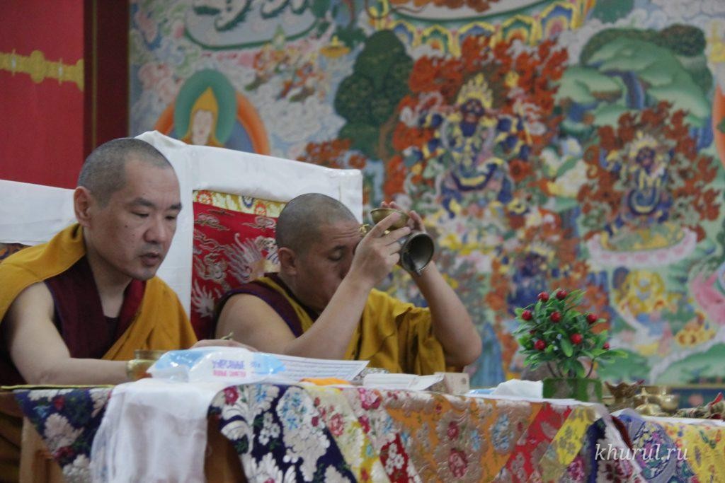 The monks performed the ritual “Bilgin zürknä üüdnäs shulms härülkh yosn” (shernin dudok) and began the construction of the sand mandala of Avalokiteshvara, the Buddha of Compassion.