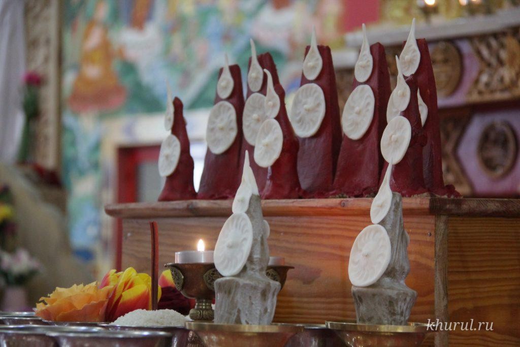 The monks performed the ritual “Bilgin zürknä üüdnäs shulms härülkh yosn” (shernin dudok) and began the construction of the sand mandala of Avalokiteshvara, the Buddha of Compassion.