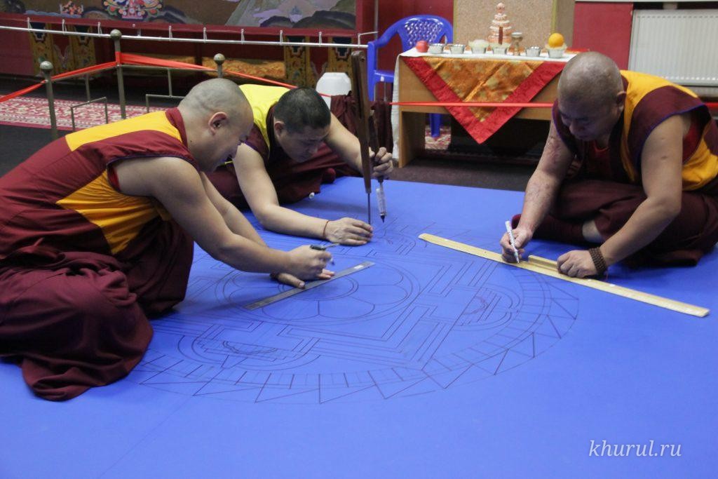The monks performed the ritual “Bilgin zürknä üüdnäs shulms härülkh yosn” (shernin dudok) and began the construction of the sand mandala of Avalokiteshvara, the Buddha of Compassion.