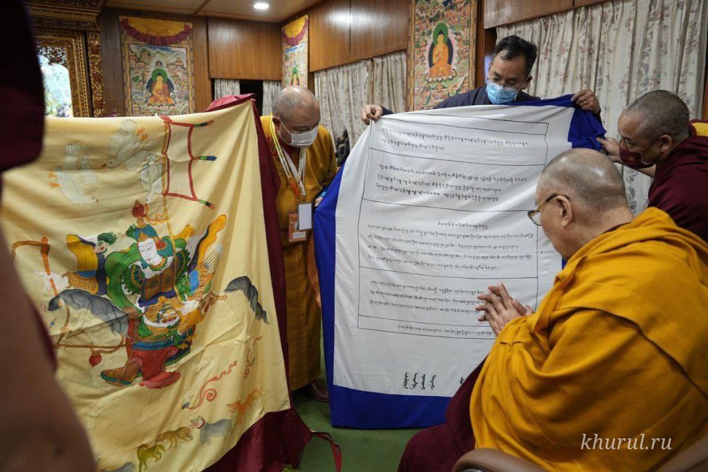 THE DALAI LAMA CONSECRATES THE RECREATED BANNERS OF OUR ANCESTORS