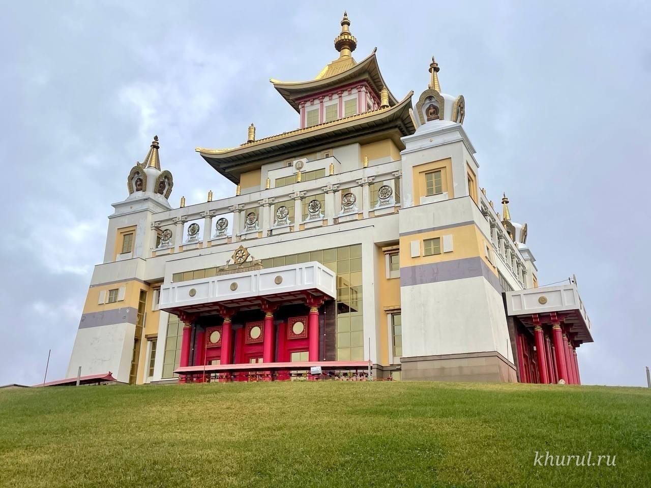 Entry to the Central Khurul building is from the west side