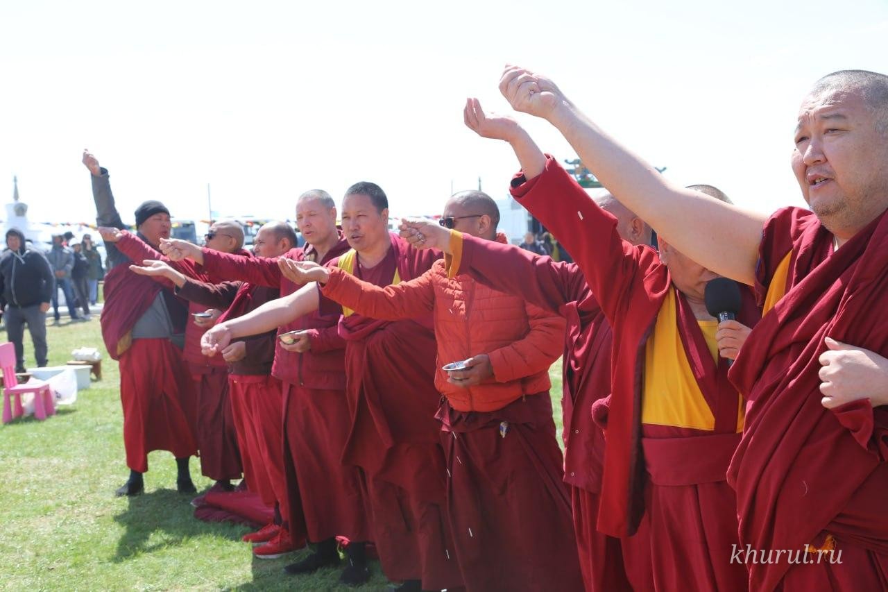Today, the monks of the Central Khurul held the “Hazr Täklhn” rite at the Lonely Poplar.