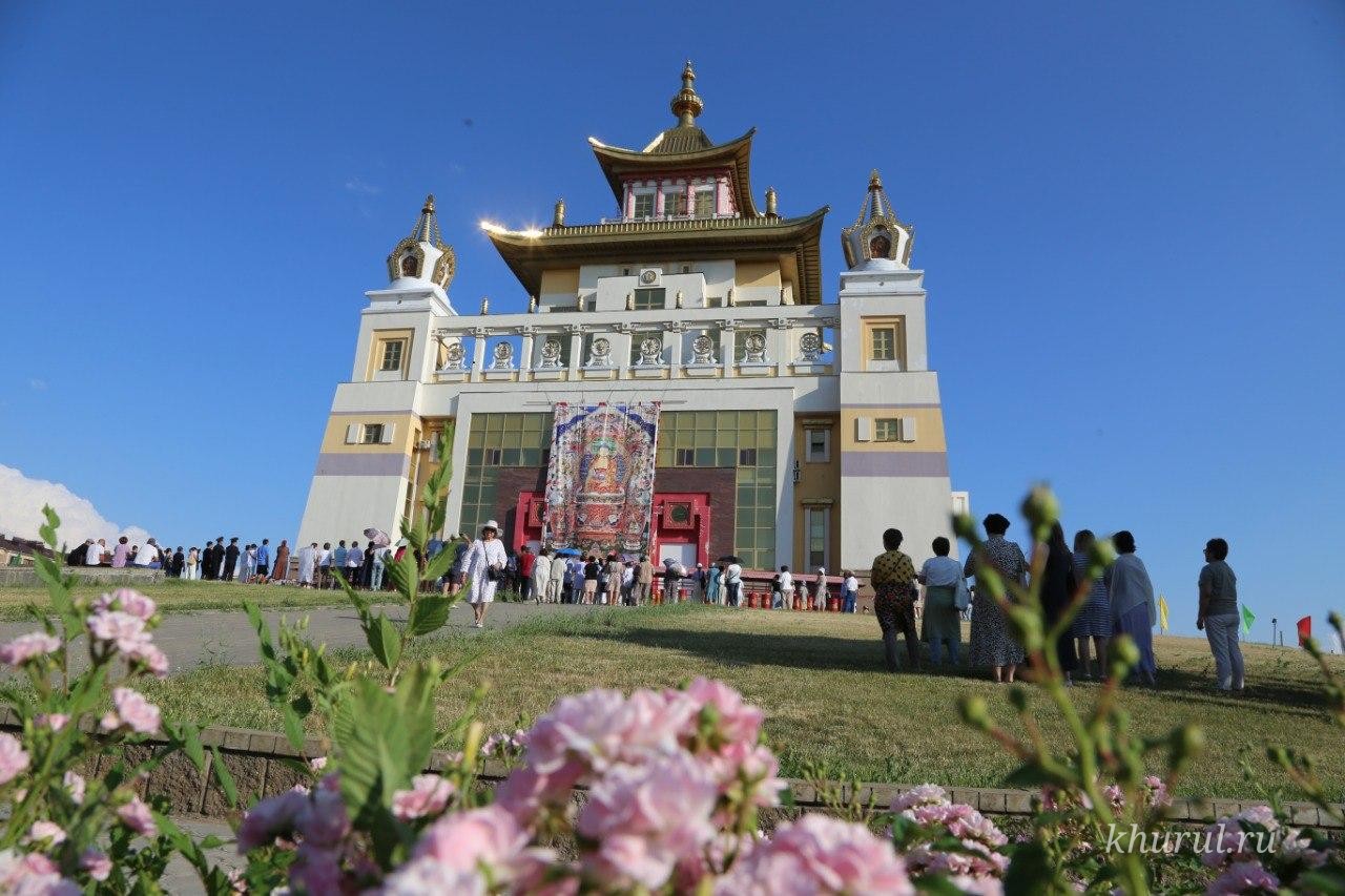 This sacred day concluded with the consecration and washing ritual of the large thangka of Buddha Shakyamuni