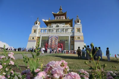 This sacred day concluded with the consecration and washing ritual of the large thangka of Buddha Shakyamuni