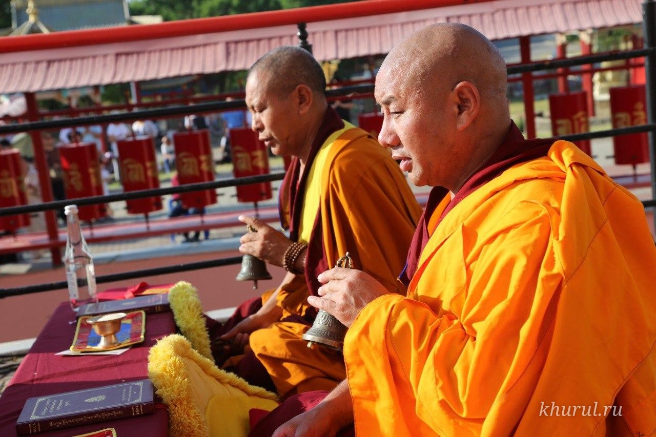 This sacred day concluded with the consecration and washing ritual of the large thangka of Buddha Shakyamuni