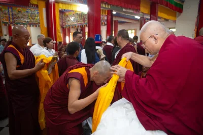 In India, ahead of receiving the high title of “Geshe Lharampa,” Tenzin Norzang (Sanal Mukubenov), together with other monks, organized a large prayer service at Drepung Gomang